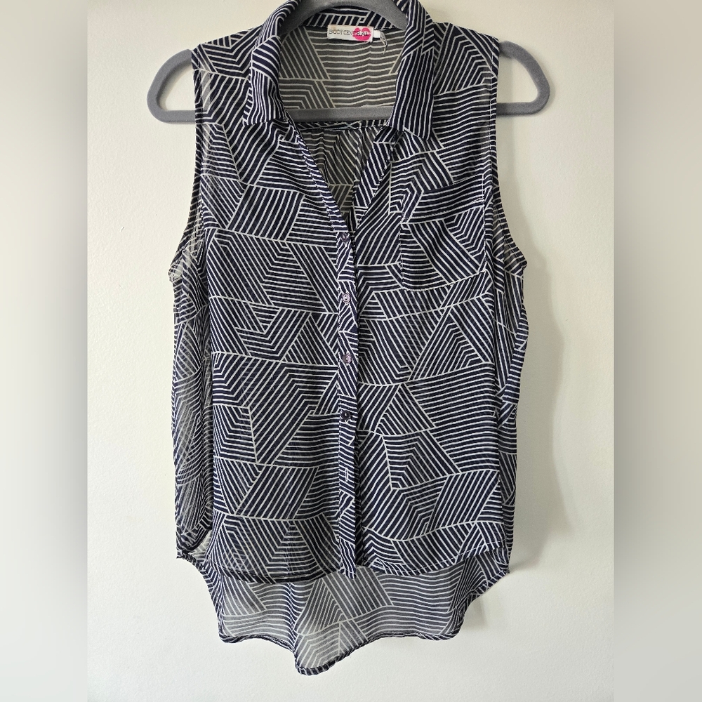 Chic Black and White Geometric Sleeveless Blouse